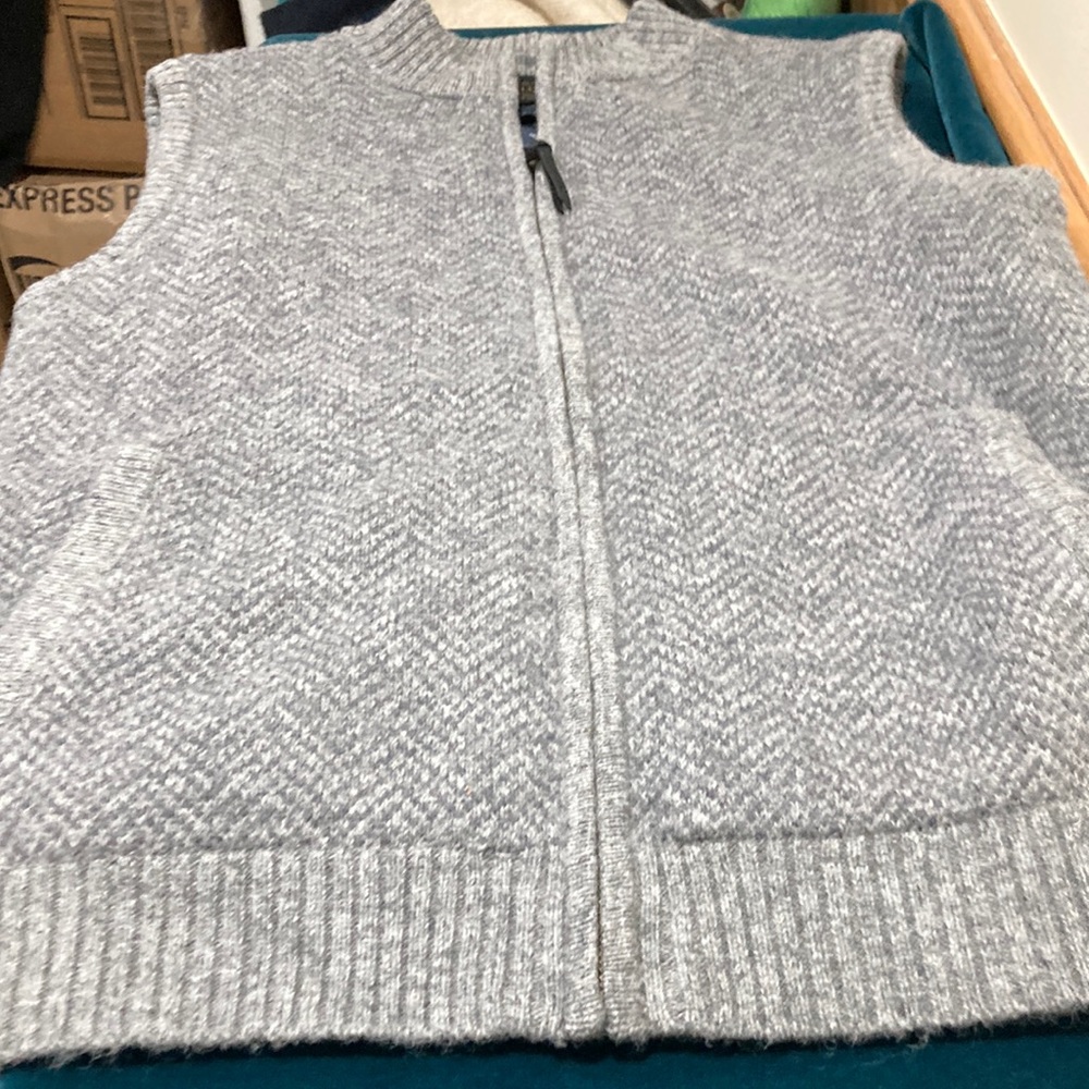 Brand new!! Mens Pendleton Washable Wool grey herringbone vest.